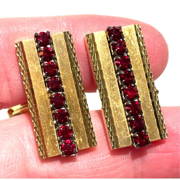 Vintage Mid Century Textured Gold Cufflinks rectangles with red rhinestones - Picture 2 of 7